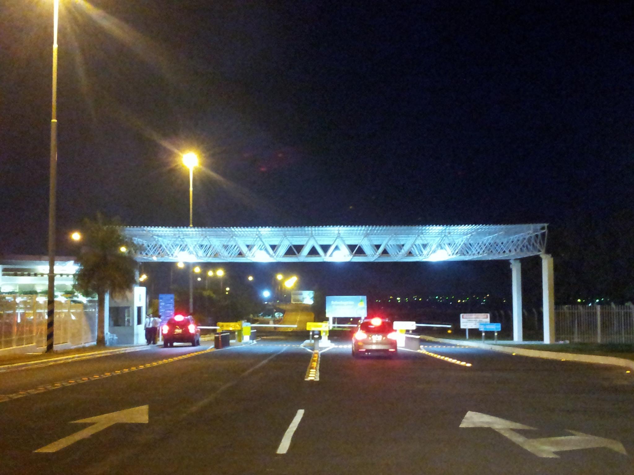 Barreras de parking tarifado instaladas en el estacionamiento del aeropuert.