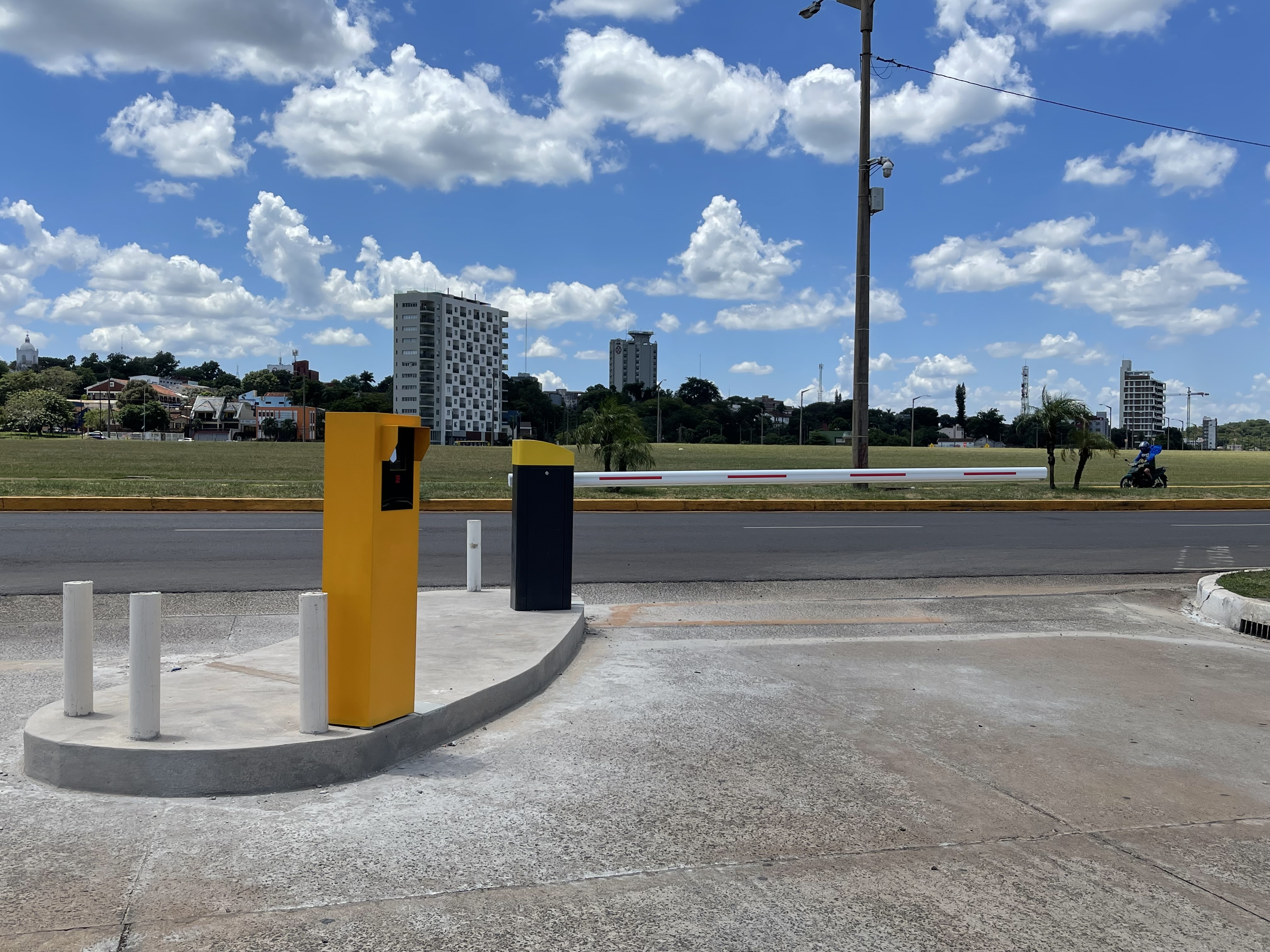 Sistema de control de acceso vehicular instalado en Encarnacion, Paraguay.