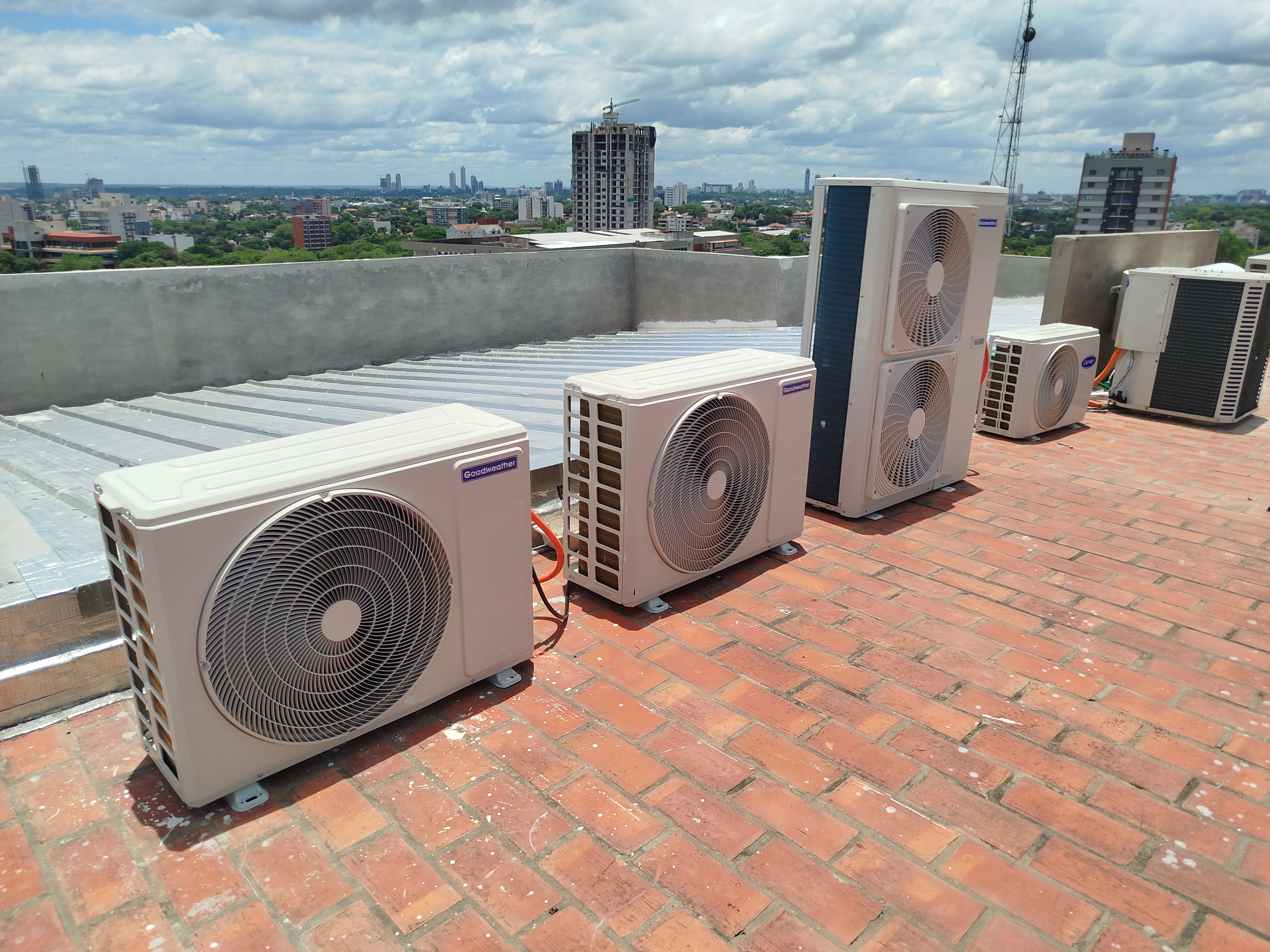 Unidades condensadoras de sistema de climatización industrial instaladas en una terraza.